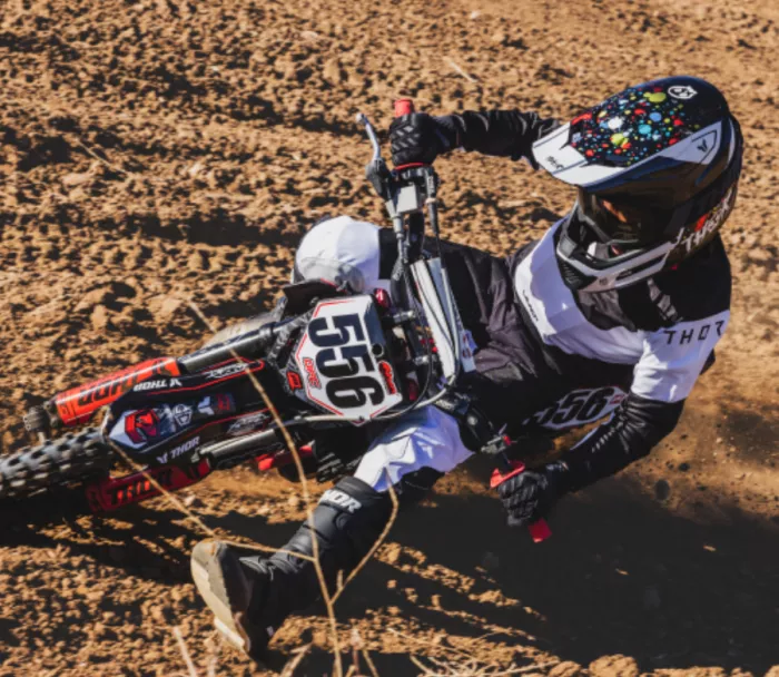 Thor 0111 - 1694 Youth Fleet Splat helma black vel.L